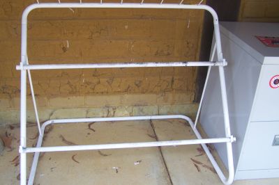 Rope or wire Stand